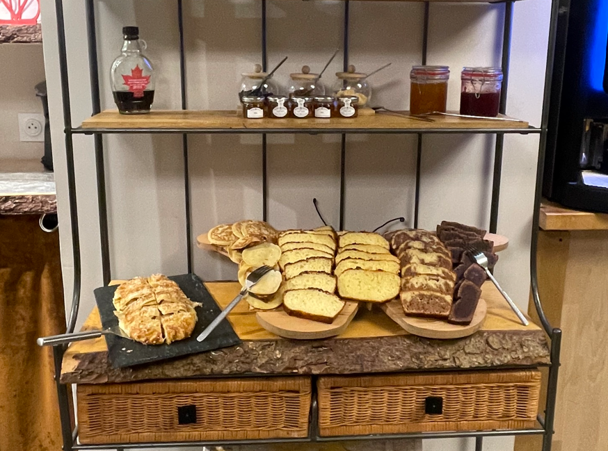 Petit-déjeuner continental buffet